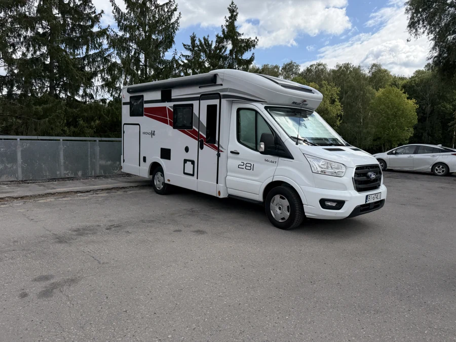 Roller Team Kronos FIT 281 TL — widok z boku i przodu na tle drzew