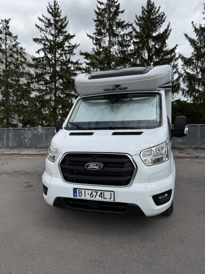 Przód kampera Roller Team na podwoziu Ford Transit